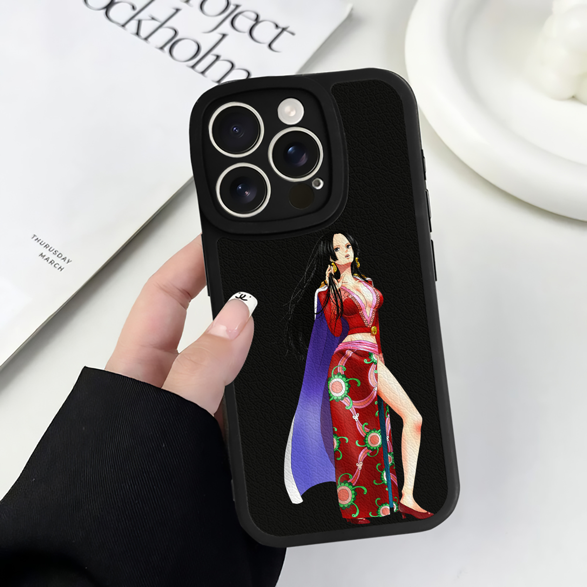 （画像用） ワンピース ボア・ハンコック ONE PIECE Boa·Hancock 【iPhone 16シリーズ対応】シリコンスマホケース（レザー調） 材質：シリコン